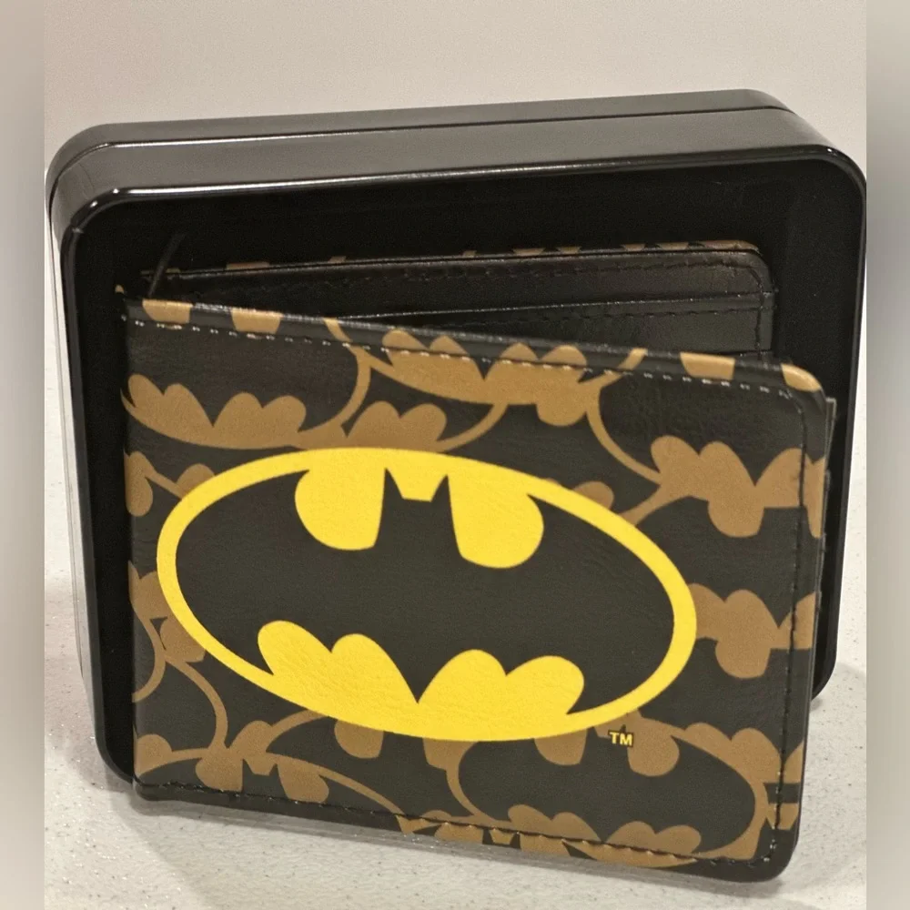 New D.C. Comics Batman Bifold Wallet / BATMAN “THE BAT SIGNAL” - Case Included
